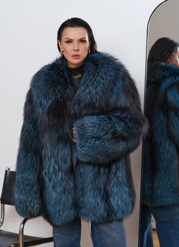 Шуба из меха чернобурки голубого цвета фото