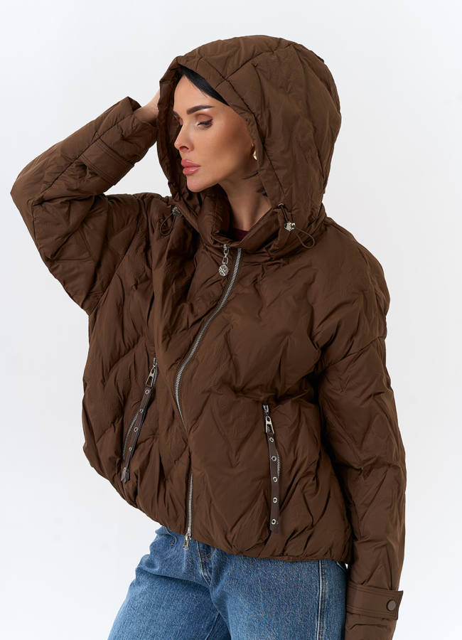 Женская куртка с капюшоном в коричневом цвете модель № 32504 в рассрочку