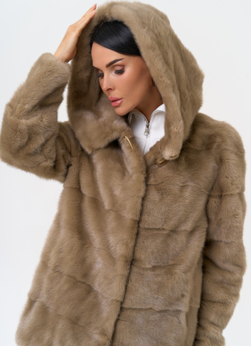 Короткая шуба с капюшоном