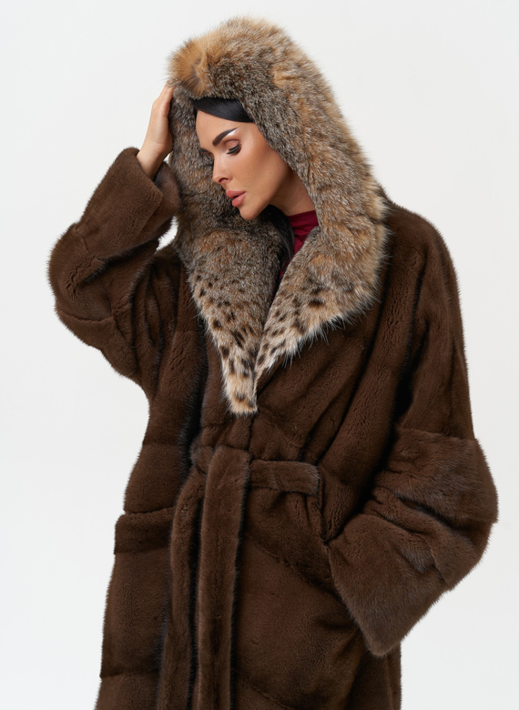 Женская шуба из меха норки с капюшоном из меха рыси
