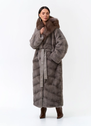 Длинная шуба из меха норки с капюшоном из меха куницы