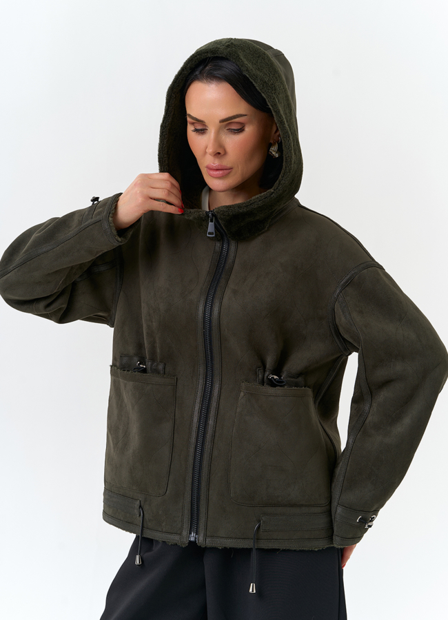 Женская дубленка из эко замши с капюшоном модель № 32585 в рассрочку