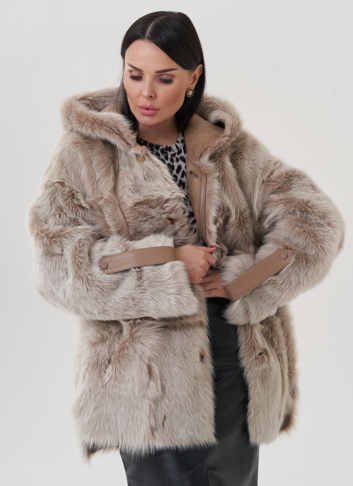 Женская дубленка с капюшоном