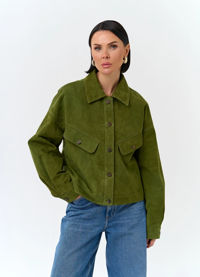Женская куртка из натуральной замши зеленого цвета модель № 32672 меха малина