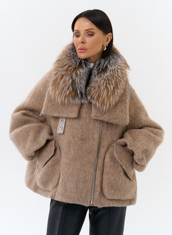 Женский пуховик с отделкой из меха блюфрост