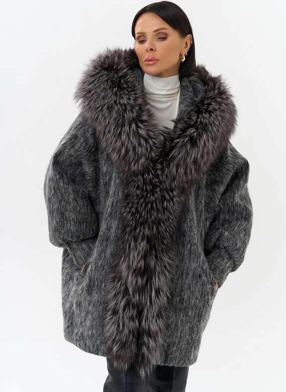 Женский удлиненный пуховик с отделкой из меха чернобурки