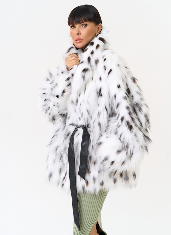 Белая шуба из меха лисы с поясом