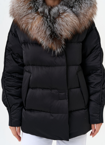 Женский пуховик с капюшоном из меха блюфрост