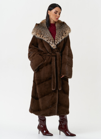 Женская шуба из меха норки с капюшоном из меха рыси