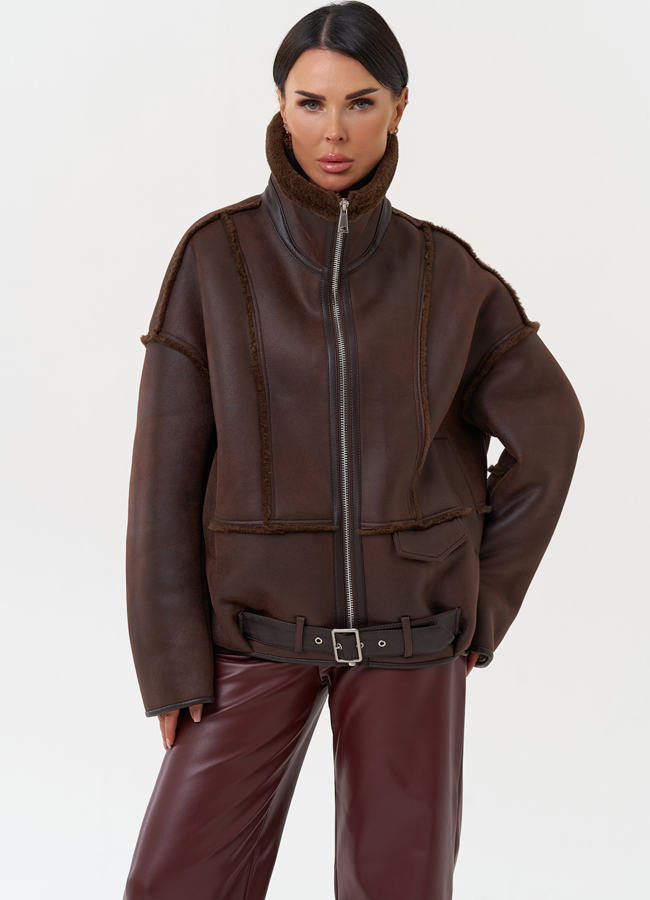 Женская дубленка коричневого цвета  модель № 31282 меха малина