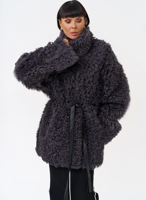 Женская двухсторонняя дубленка с декоративным поясом фото