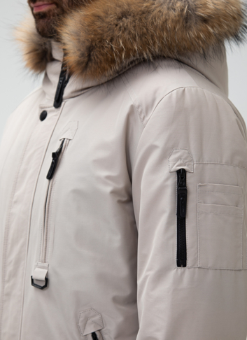 Мужской пуховик с капюшоном из меха енота