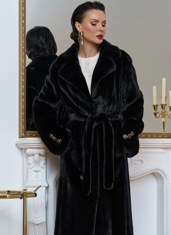 Шуба из меха норки с акцентными пуговицами