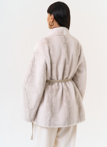 Светлая шуба из эко меха