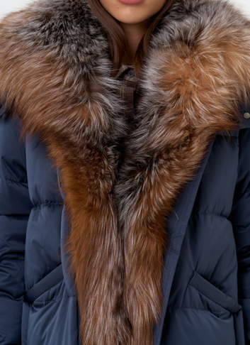 Женский пуховик с отделкой из меха блюфрост