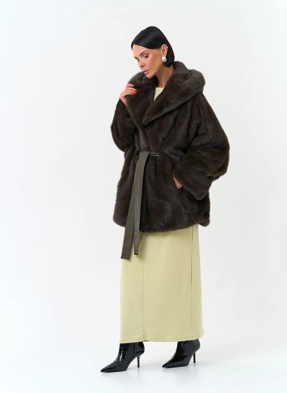 Женская шуба из меха норки с капюшоном фото