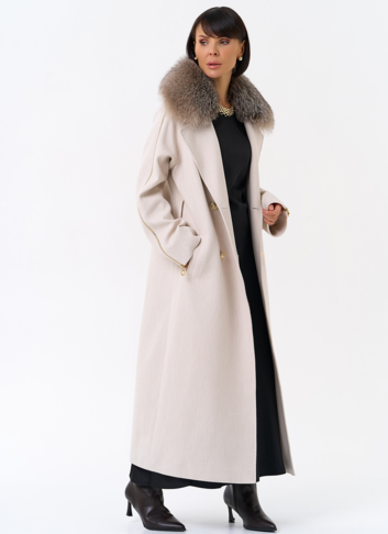 Утепленное женское пальто с английским воротником из меха лисы