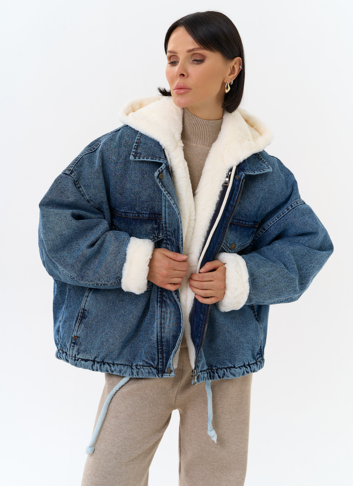 Женская утепленная джинсовая куртка с отделкой из эко меха Женская утепленная джинсовая куртка с отделкой из эко меха