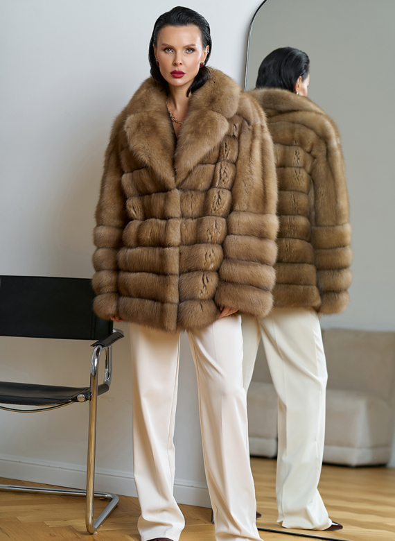 Женская шуба из куницы с английским воротником