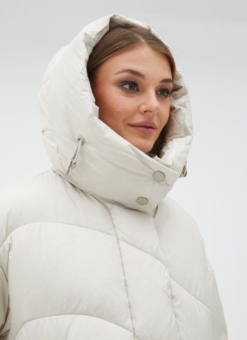Женский светлый пуховик с капюшоном