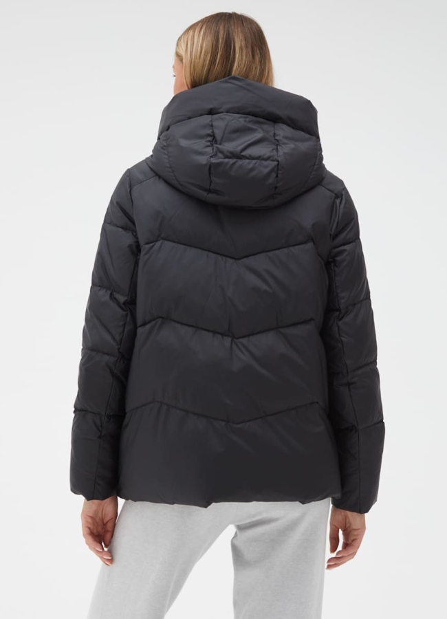 фото Женский пуховик черного цвета с капюшоном модель № 31143