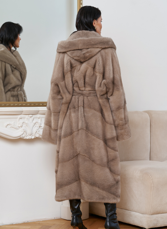 Женская шуба из меха норки с капюшоном 