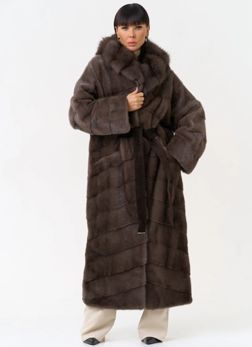 Длинная шуба из меха норки с капюшоном из меха куницы фото
