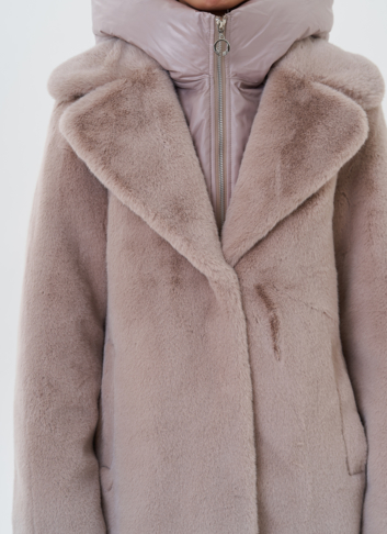 Женский пуховик из эко меха с манишкой