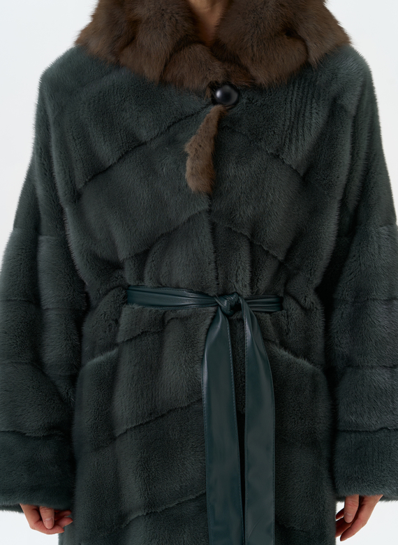 Шуба из меха норки с капюшоном из меха куницы