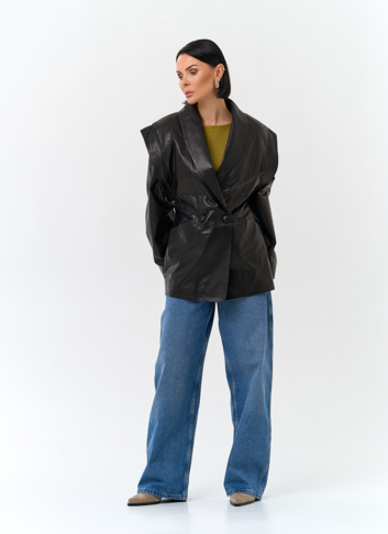 Женская куртка из натуральной кожи с акцентными плечами