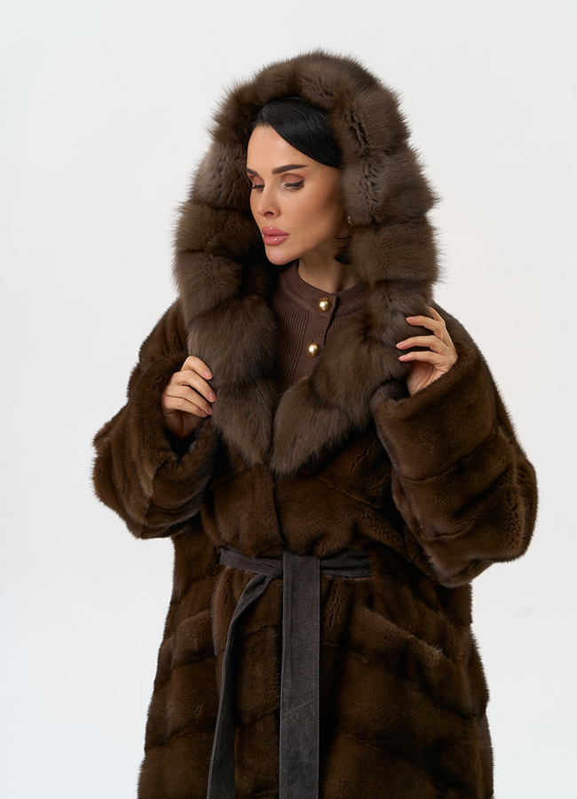 Шуба из меха норки с капюшоном из меха куницы модель № 31965 универмаг малина