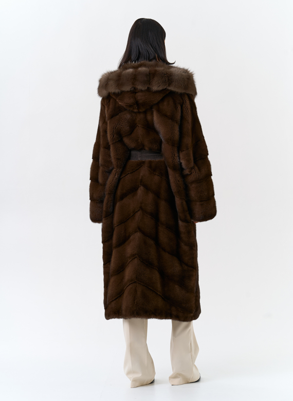 Шуба из меха норки с капюшоном из меха куницы