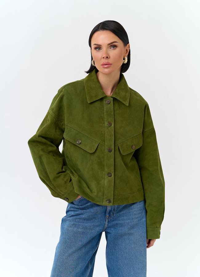 Женская куртка из натуральной замши зеленого цвета модель № 32672 меха малина